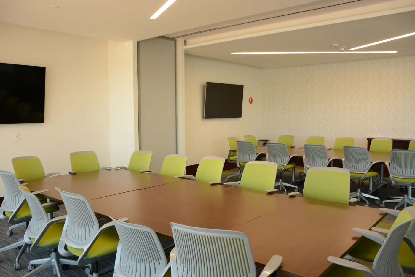 Sala de conferencias con pantalla en GPD Antea, Querétaro