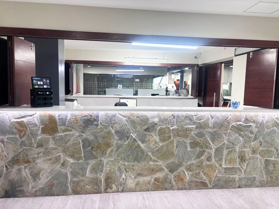 Recepción de GPD Central Park con mostrador de piedra natural, Centro Sur de Querétaro