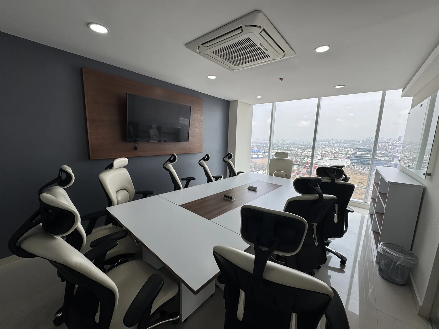 Sala de juntas equipada en GPD Central Park, Querétaro
