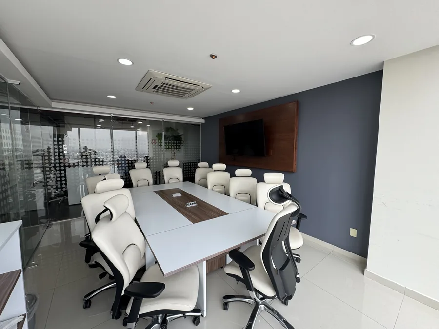 Sala de juntas de GPD Central Park con mesa para 10 personas y pantalla, Querétaro
