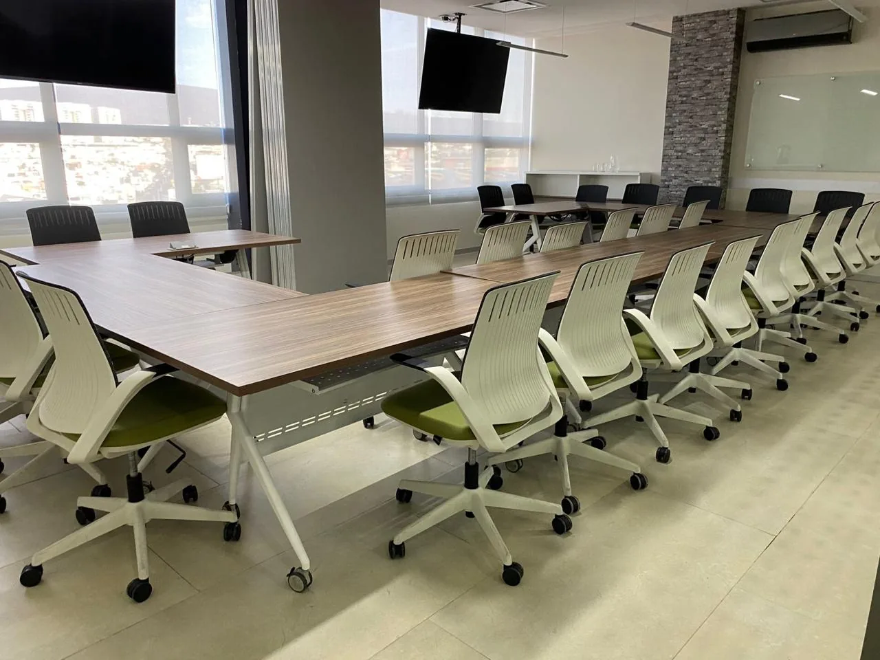 Sala de conferencias con pizarrón y pantalla en GPD El Refugio, Querétaro