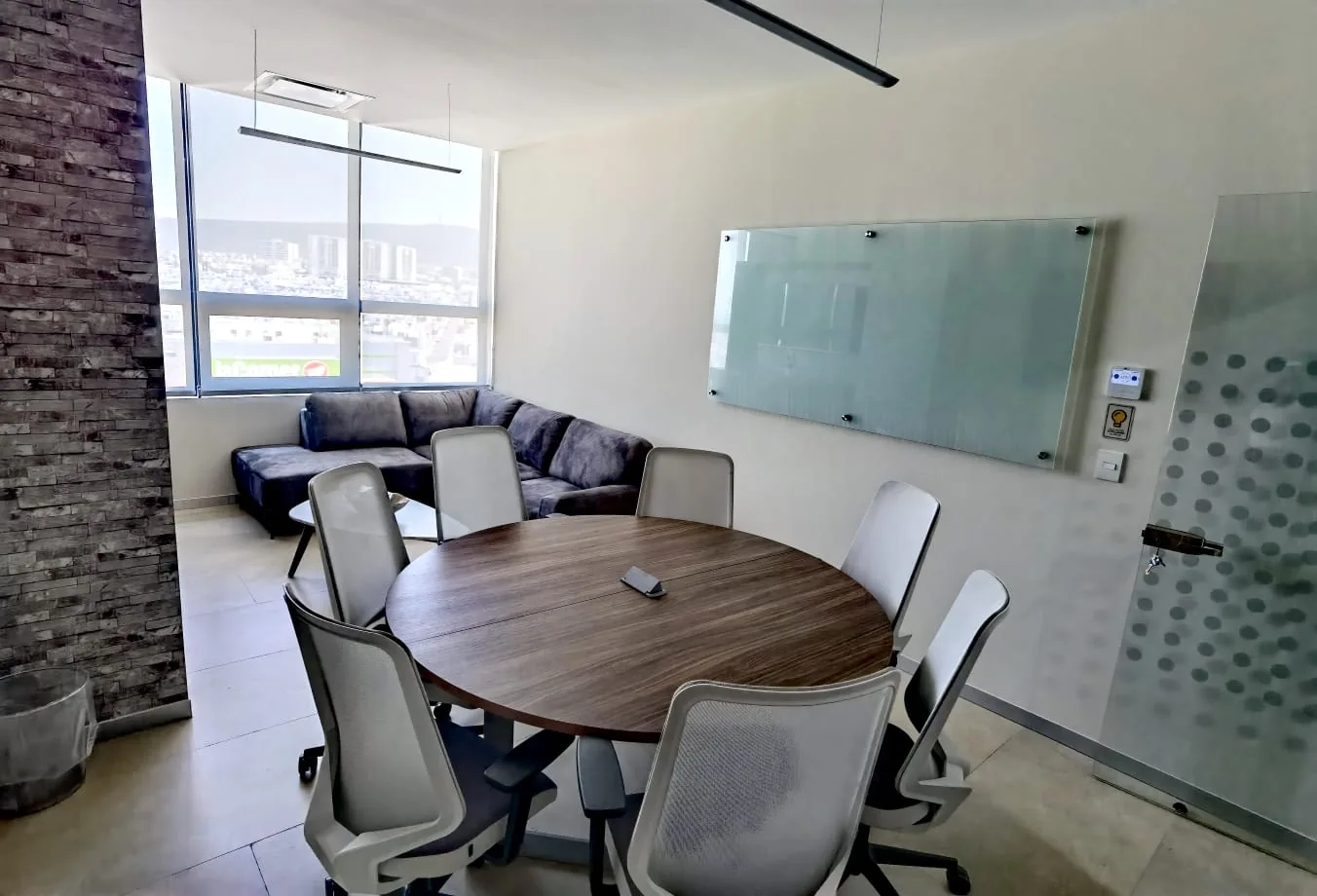 Sala VIP con mesa redonda y sala de estar en GPD El Refugio, Querétaro