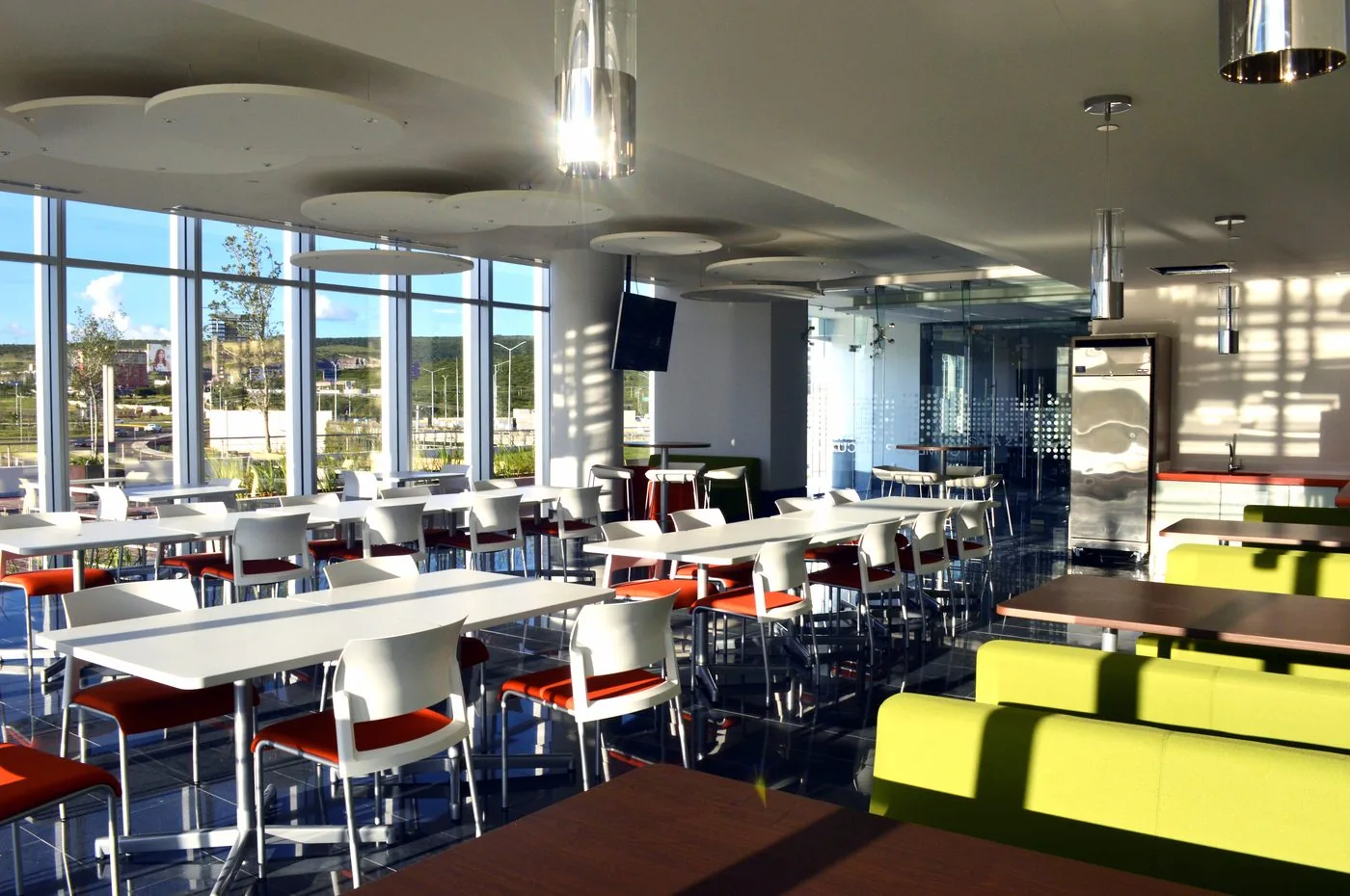 Comedor de GPD Antea con ventanales panorámicos y vista a la zona norte de Querétaro