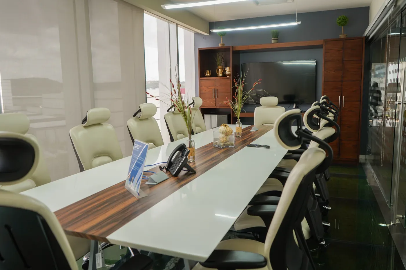 Sala de juntas de GPD Antea con pantalla y mesa para 10 personas, Jurica, Querétaro