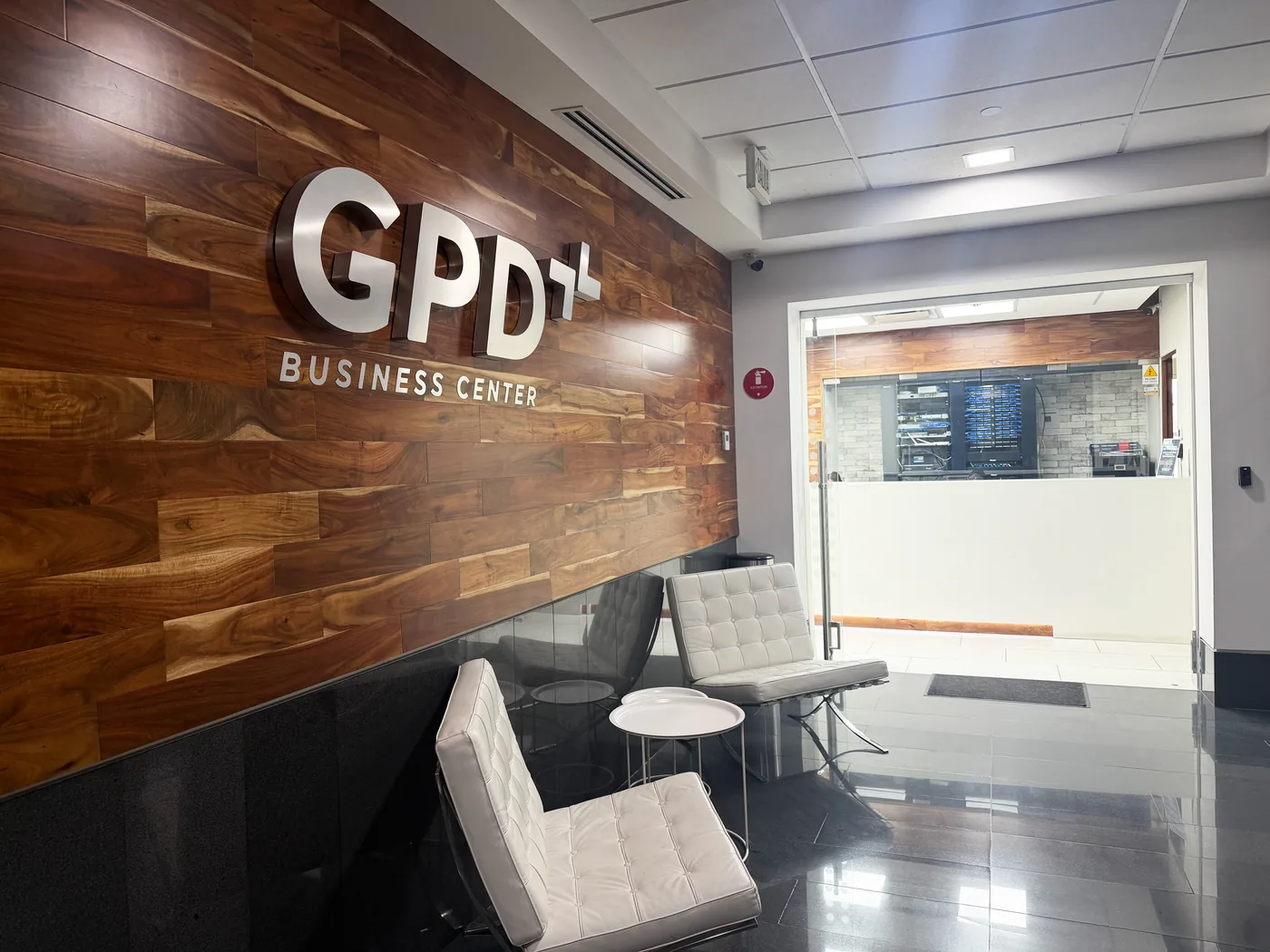 Recepción de GPD Antea con muro de madera y logotipo GPD Business Center, Jurica, Querétaro