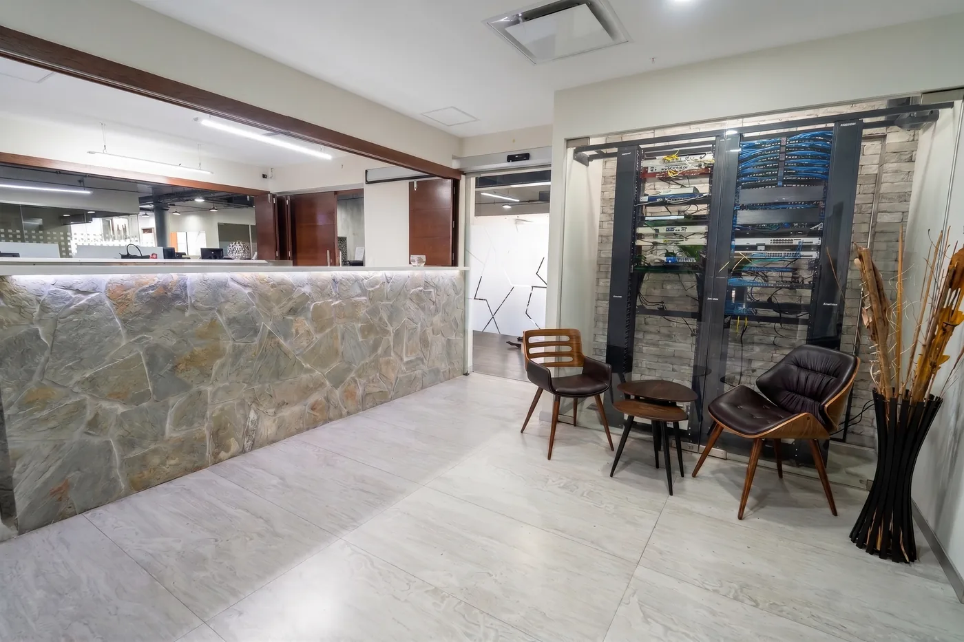 Recepción de GPD Central Park con mostrador de piedra natural, Centro Sur de Querétaro