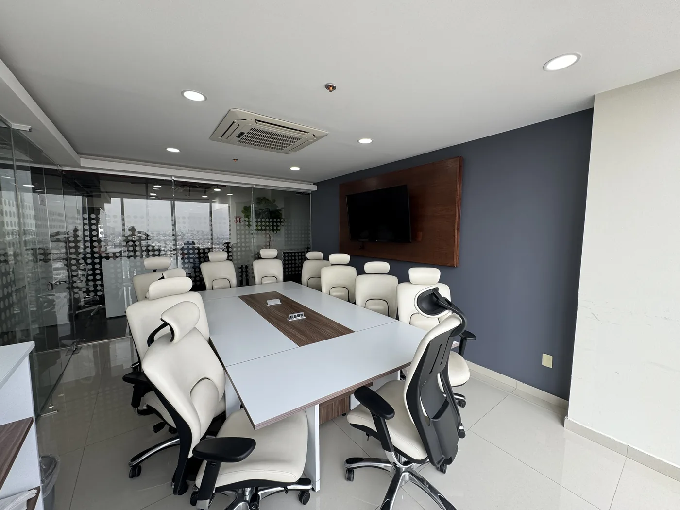 Sala de juntas de GPD Central Park con mesa para 10 personas y pantalla, Querétaro