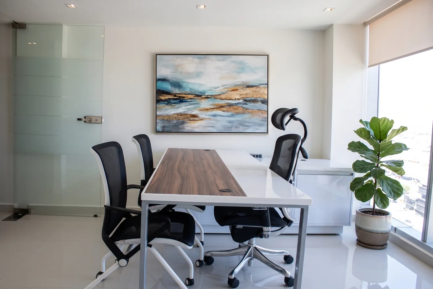 Oficina privada de GPD Central Park con escritorio ejecutivo y luz natural, Querétaro