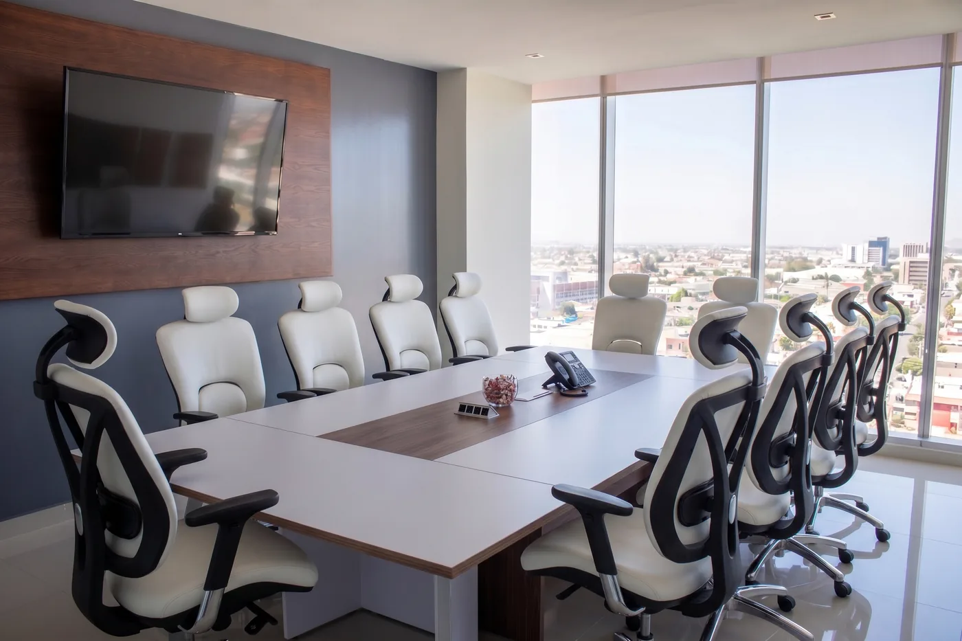 Sala de juntas de GPD Central Park con pantalla y ventanal con vista a la ciudad, Centro Sur de Querétaro
