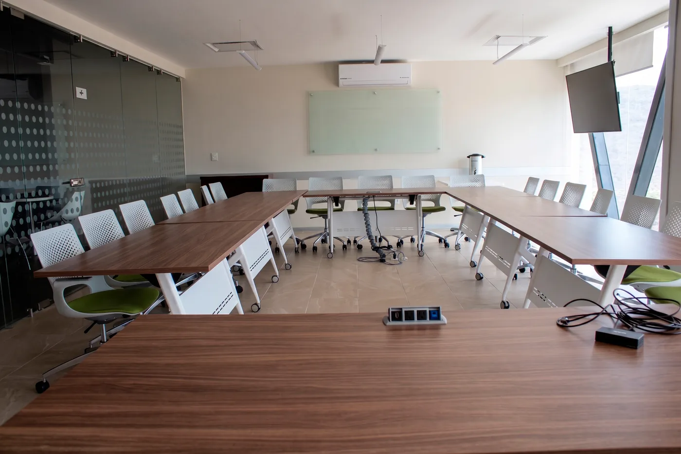 Sala de conferencias de GPD Central Park montada en U para 28 personas, Querétaro