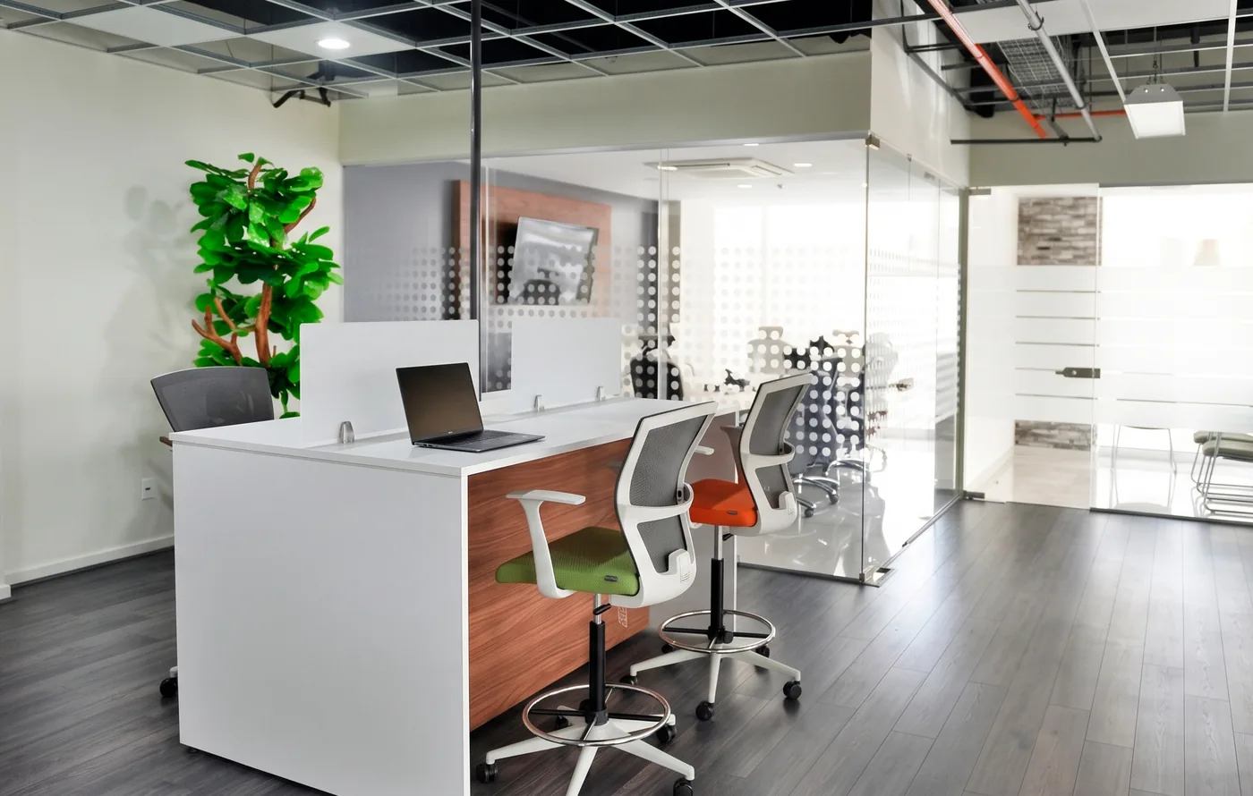 Estaciones de coworking de GPD Central Park con oficinas privadas al fondo, Querétaro