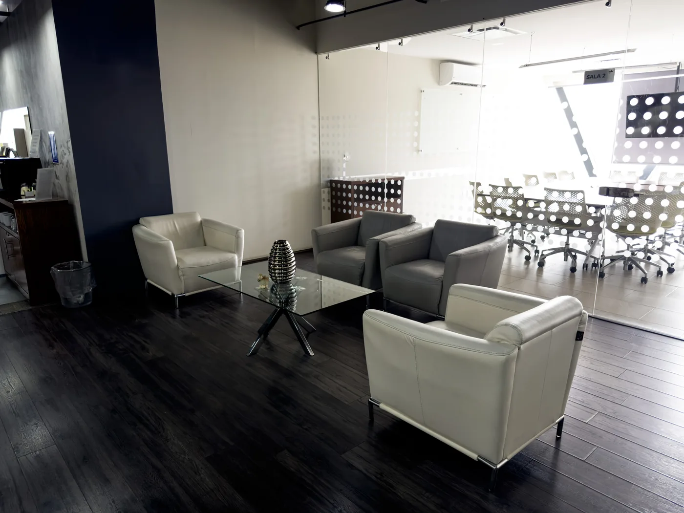 Lounge de espera de GPD Central Park con sillones ejecutivos, Centro Sur de Querétaro