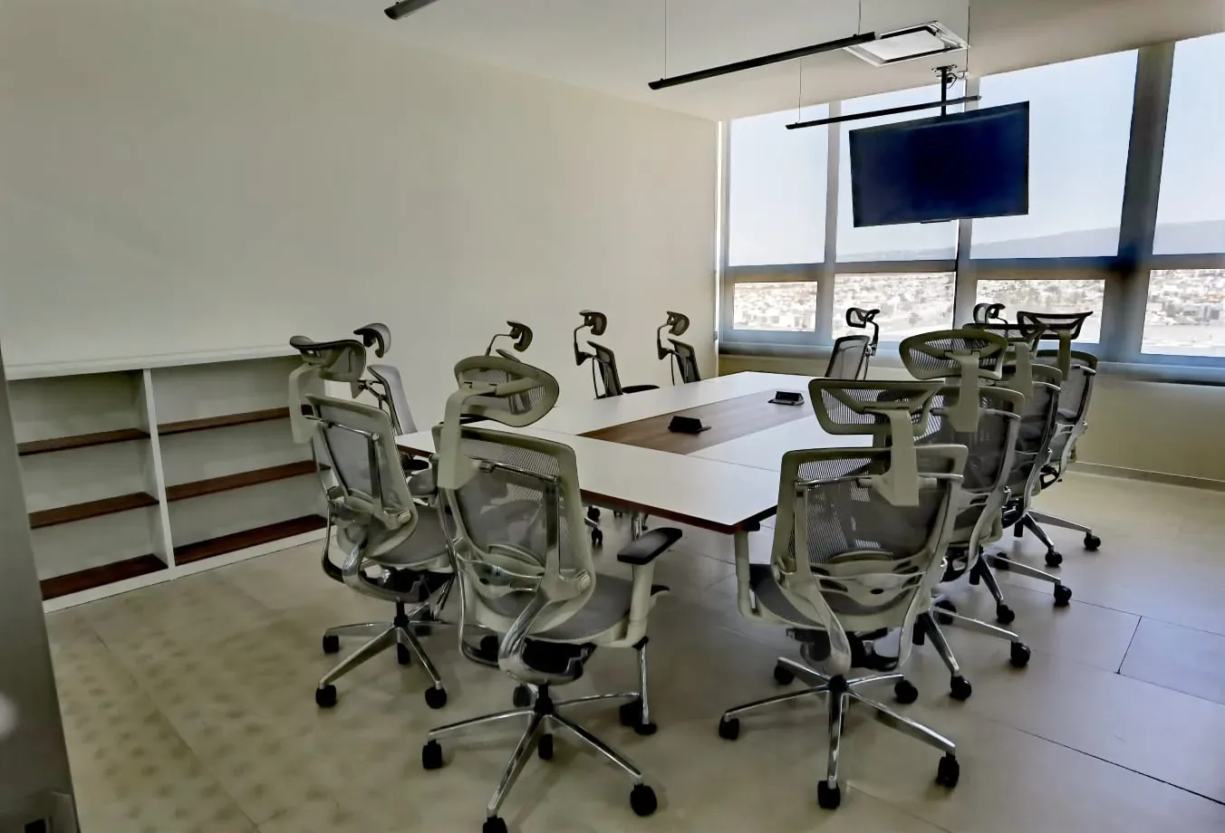 Sala de juntas de GPD El Refugio con pantalla y vista a la ciudad, noreste de Querétaro