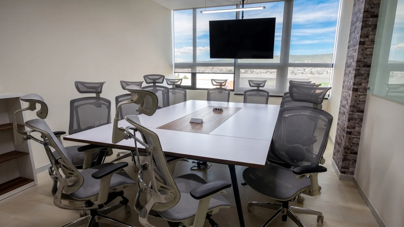 Sala de juntas de GPD El Refugio con pantalla y vista a la ciudad, noreste de Querétaro