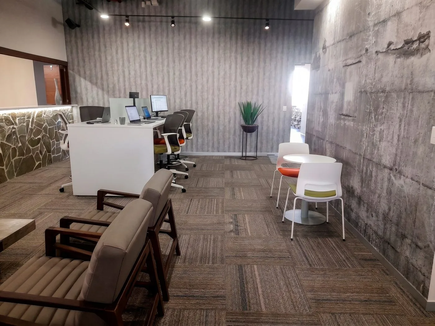 Recepción y área de espera de GPD El Refugio con muro de concreto, Querétaro