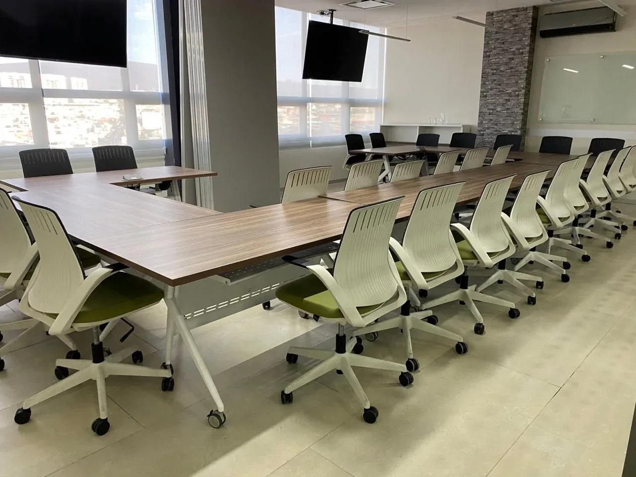Sala de conferencias de GPD El Refugio para 28 personas con pantalla, noreste de Querétaro