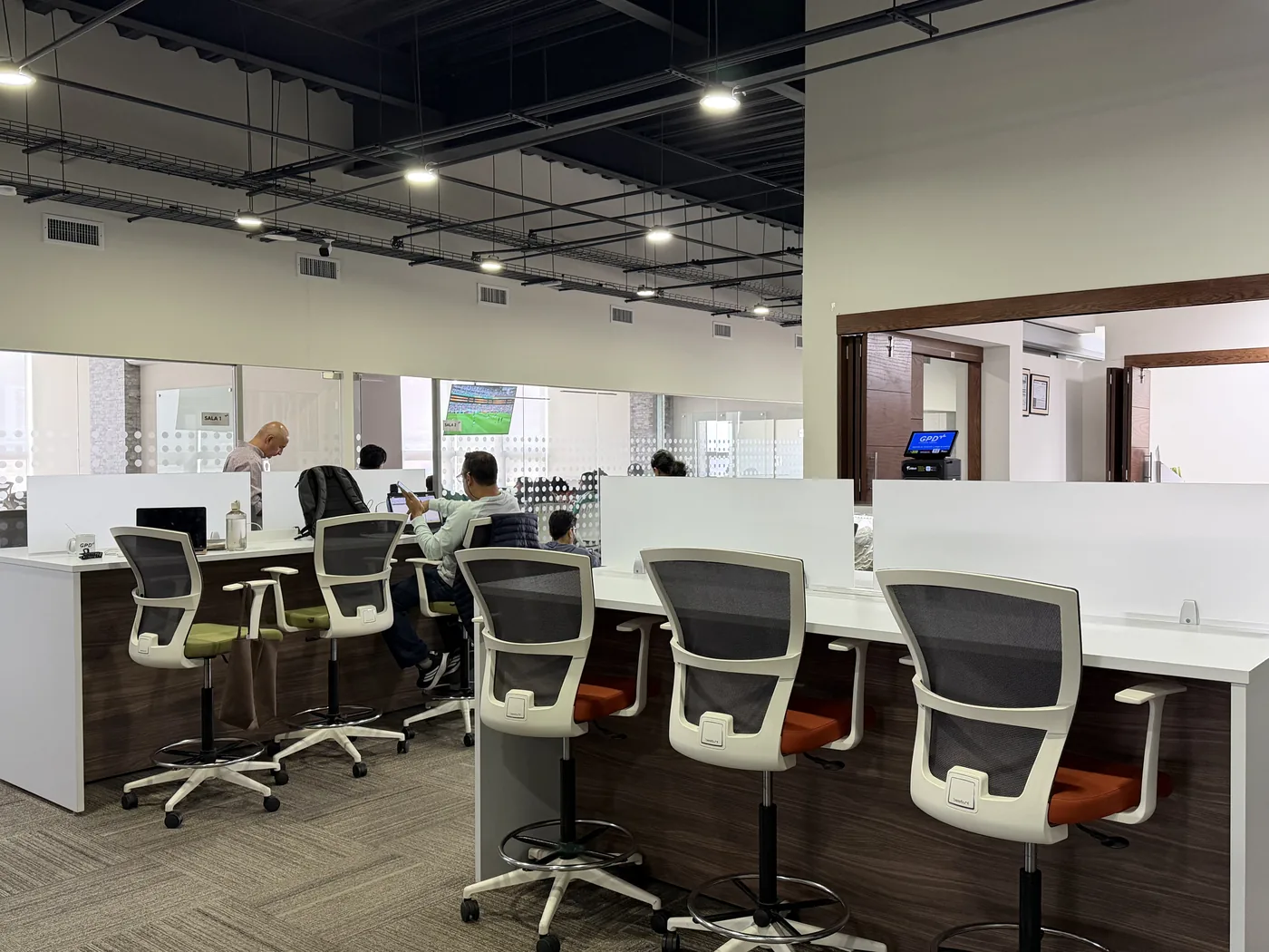 Área de coworking de GPD El Refugio con estaciones de trabajo ocupadas, Querétaro