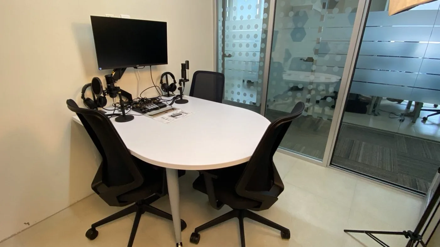 Cabina de podcast de GPD El Refugio equipada con micrófonos y audífonos, Querétaro
