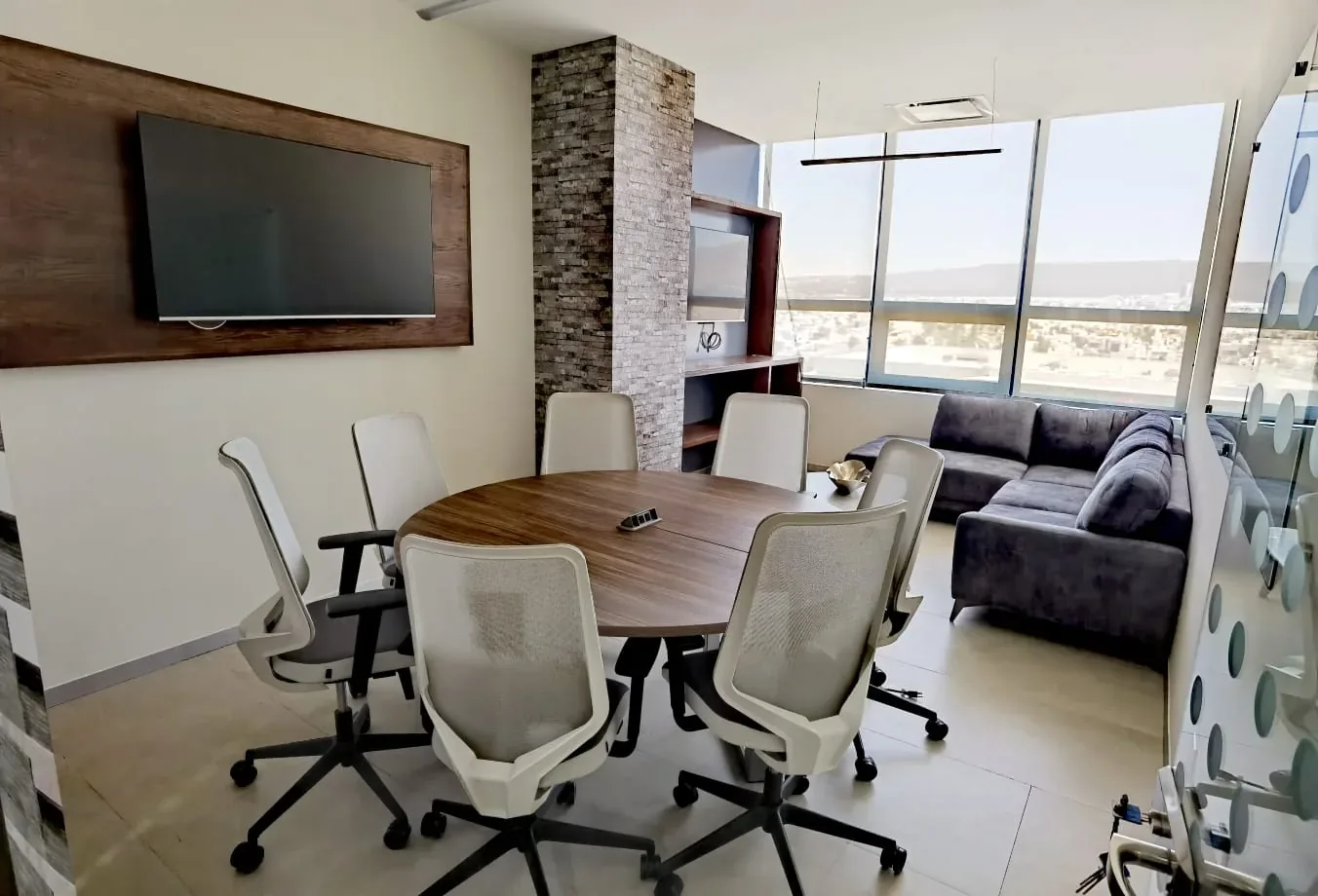 Sala de juntas de GPD El Refugio con mesa redonda y sala de estar, noreste de Querétaro