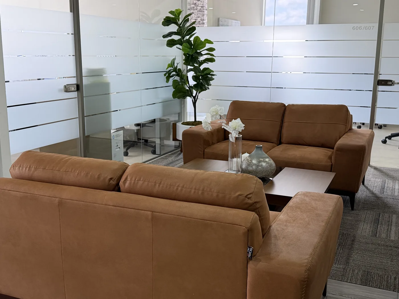 Lounge de GPD El Refugio con sillones y oficinas privadas al fondo, Querétaro